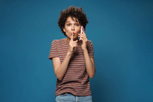 Joven Mujer Sorprendida Mostrando Gesto Silencio Mientras Habla Teléfono Celular — Foto de Stock