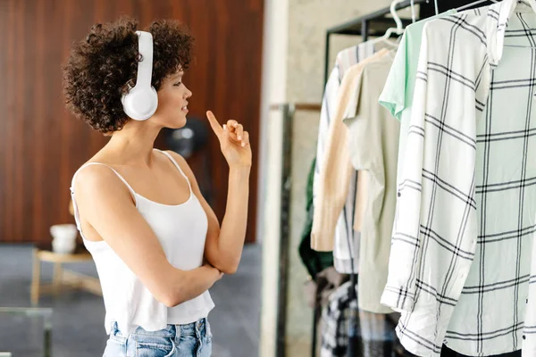 Jovem Mulher Branca Sorrindo Escolhe Roupas Armário Guarda Roupa Casa — Fotografia de Stock