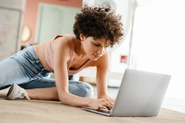 Blanke Jonge Vrouw Met Behulp Van Laptop Computer Tijdens Het — Stockfoto