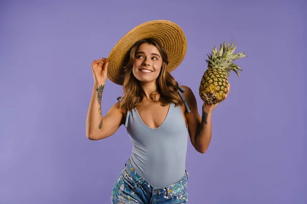 Junge Weiße Frau Mit Strohhut Lächelt Und Hält Ananas Isoliert — Stockfoto