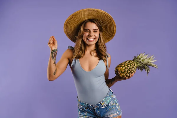 Junge Weiße Frau Mit Strohhut Lächelt Und Hält Ananas Isoliert — Stockfoto
