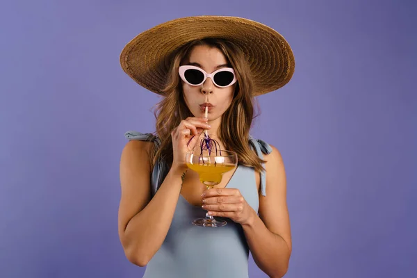 Jonge Blanke Vrouw Zonnebril Strohoed Drinken Cocktail Geïsoleerd Paarse Achtergrond — Stockfoto