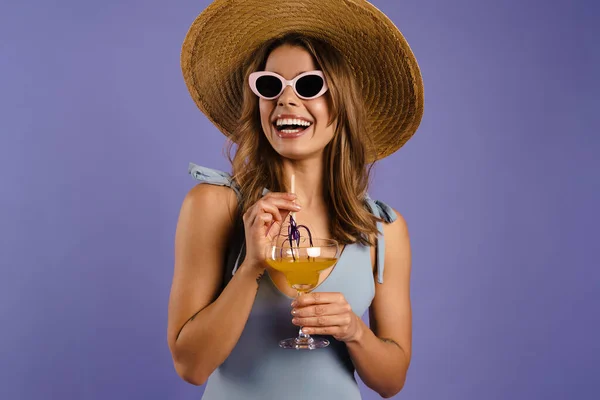 Joven Mujer Blanca Gafas Sol Sombrero Paja Bebiendo Cóctel Aislado — Foto de Stock