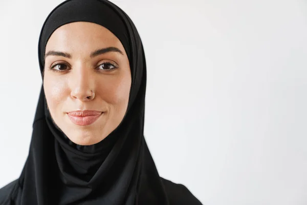 Portret Pozytywnej Muzułmanki Przekłutym Nosem Białym Studio — Zdjęcie stockowe