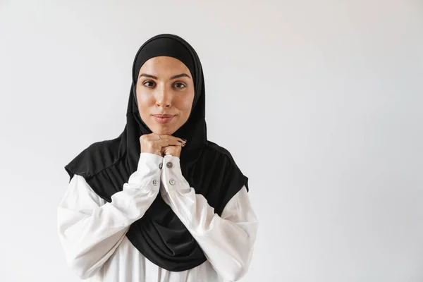 Portret Pozytywnej Muzułmanki Hidżabie Stojącej Podniesionymi Ramionami Białym Studio — Zdjęcie stockowe