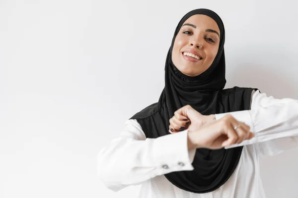 Una Mujer Musulmana Positiva Bailando Hijab Con Los Brazos Levantados — Foto de Stock