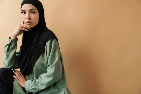 Eine Selbstbewusste Muslimin Hidschab Posiert Orangefarbenen Studio Und Blickt Die — Stockfoto