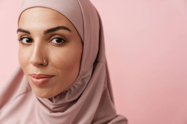 Eine Nahaufnahme Der Positiven Muslimischen Frau Rosafarbenen Hijab Die Rosafarbenen — Stockfoto