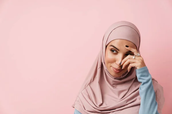 Eine Positive Muslimische Frau Rosa Hijab Die Ihr Gesicht Verhüllt — Stockfoto