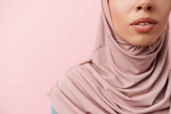 一名身穿头巾的穆斯林妇女在粉红演播室里嘴唇的特写 — 图库照片