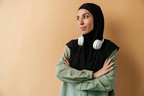 Ein Porträt Der Muslimischen Frau Mit Schwarzem Hijab Und Kopfhörer — Stockfoto