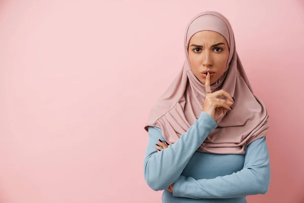 Eine Aufgebrachte Muslimin Rosafarbenen Hijab Zeigt Eine Schweigegegeste Während Sie — Stockfoto