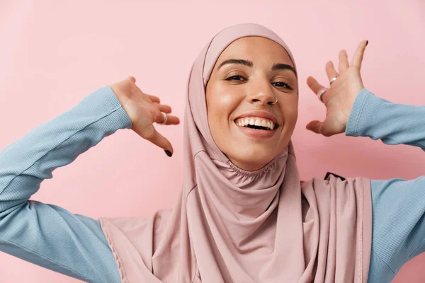 Ein Porträt Der Lachenden Muslimin Rosafarbenen Hijab Die Mit Erhobenen — Stockfoto