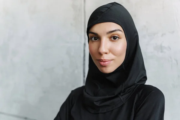 Joven Mujer Musulmana Hijab Posando Mirando Cámara Interior — Foto de Stock