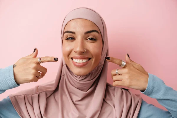 Портрет Усміхненої Мусульманки Рожевому Хіджабі Показує Посмішку Стоячи Рожевій Студії — стокове фото