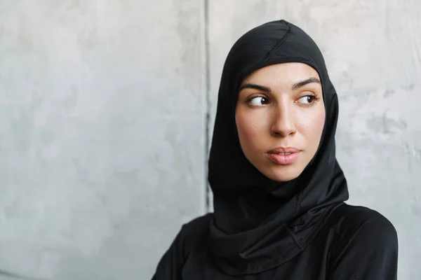 Junge Muslimische Frau Hidschab Posiert Und Schaut Drinnen Zur Seite — Stockfoto