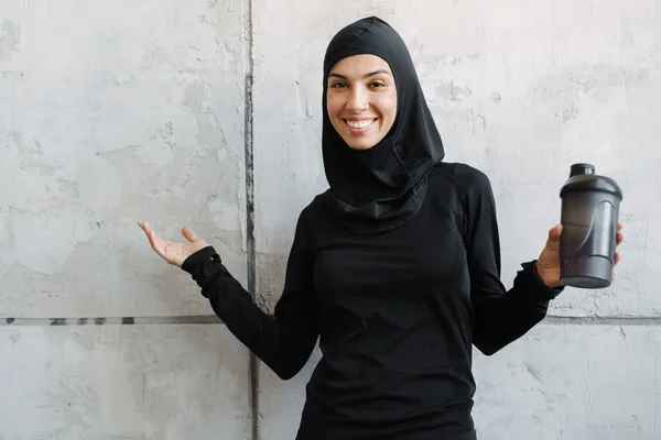 Young Muslim Woman Hijab Smiling While Holding Water Bottle Copyspace — Stock Photo, Image