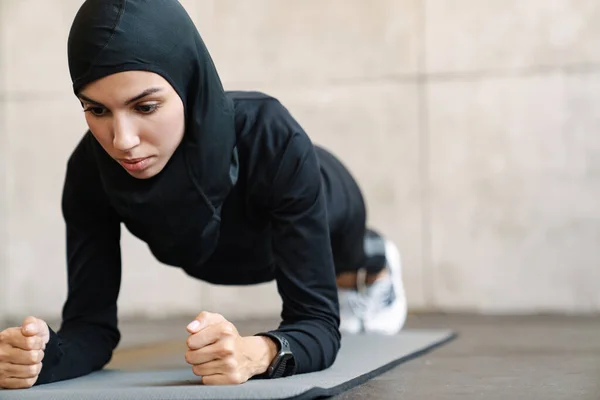 Mujer Musulmana Joven Hijab Haciendo Ejercicio Mientras Hace Ejercicio Interiores — Foto de Stock