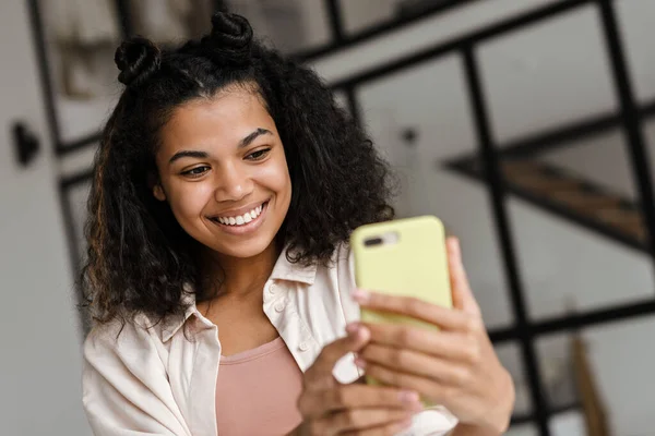 Jovem Mulher Americana Africana Feliz Segurando Telefone Inteligente Fazendo Vlog — Fotografia de Stock