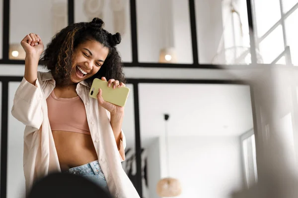 Muda Bahagia African American Wanita Memegang Telepon Pintar Menari Bersenang — Stok Foto