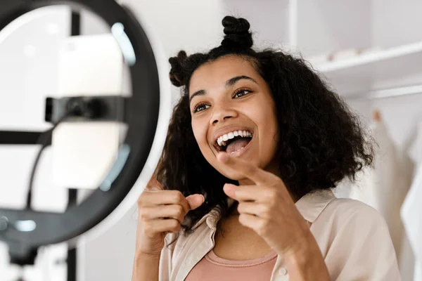 Feliz Joven Mujer Africana Influencer Pie Delante Una Cámara Casa — Foto de Stock