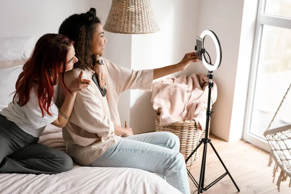 Twee Gelukkige Jonge Multi Etnische Vrouwen Vrienden Maken Van Een — Stockfoto