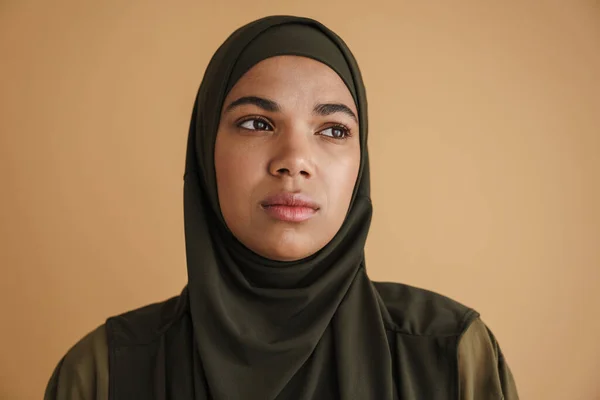 Schwarze Muslimische Frau Hijab Posiert Und Schaut Vereinzelt Zur Seite — Stockfoto