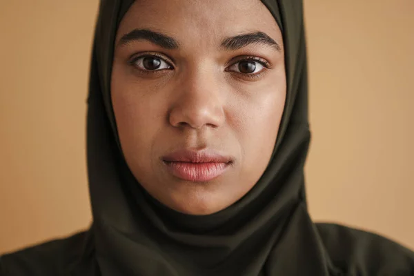 Schwarze Muslimische Frau Hidschab Posiert Und Blickt Vereinzelt Die Kamera — Stockfoto