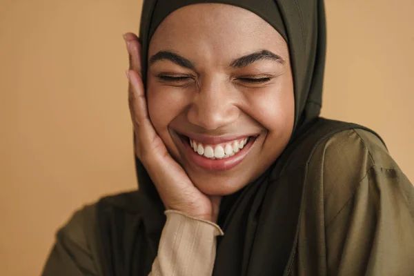 Schwarze Muslimische Frau Hidschab Posiert Und Lacht Vereinzelt Vor Beigem — Stockfoto