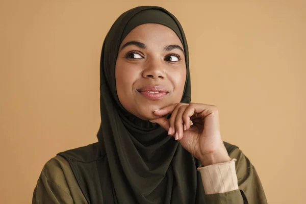 Schwarze Muslimische Frau Hijab Lächelt Und Schaut Vereinzelt Über Beigem — Stockfoto