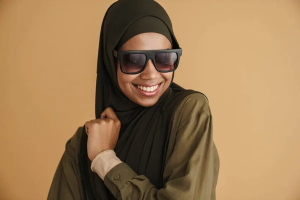 Czarna Muzułmanka Hidżabie Uśmiechnięta Patrząca Odizolowaną Kamerę Beżowym Tle — Zdjęcie stockowe