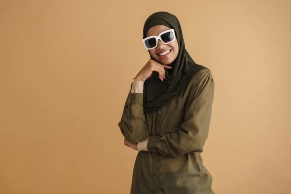 Mujer Musulmana Negra Hijab Sonriendo Mirando Cámara Aislada Sobre Fondo — Foto de Stock