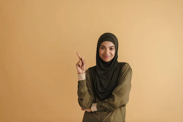 Schwarze Muslimische Frau Hijab Lächelt Und Zeigt Vereinzelt Mit Dem — Stockfoto