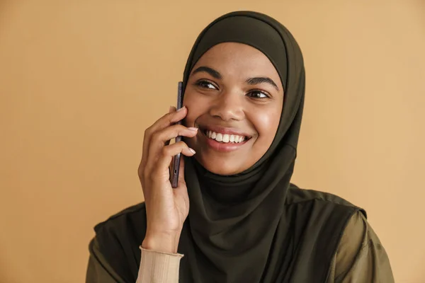 Schwarze Muslimische Frau Hidschab Lächelt Und Telefoniert Isoliert Auf Beigem — Stockfoto