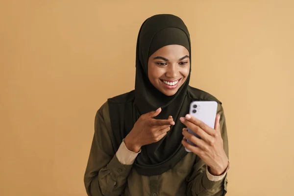 Mulher Muçulmana Preta Hijab Usando Apontando Dedo Para Telefone Celular — Fotografia de Stock