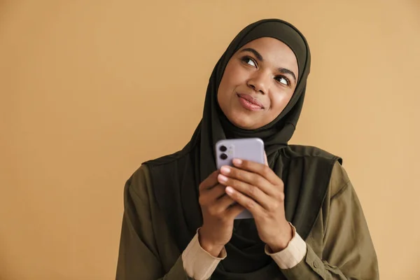 Mulher Muçulmana Preta Hijab Sorrindo Usando Telefone Celular Isolado Sobre — Fotografia de Stock