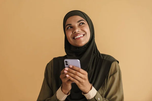 Schwarze Muslimische Frau Hidschab Lächelt Und Benutzt Handy Isoliert Über — Stockfoto