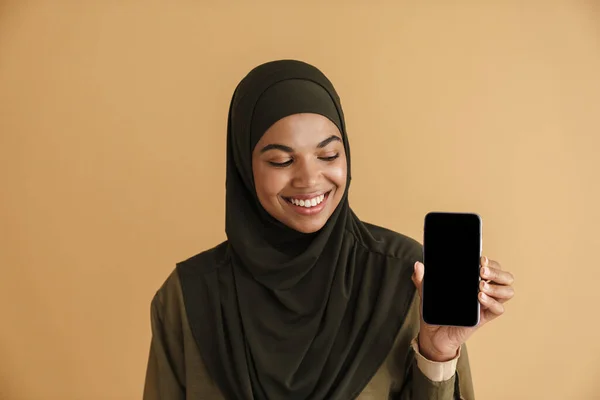 Schwarze Muslimin Hidschab Lächelt Und Zeigt Handy Isoliert Vor Beigem — Stockfoto