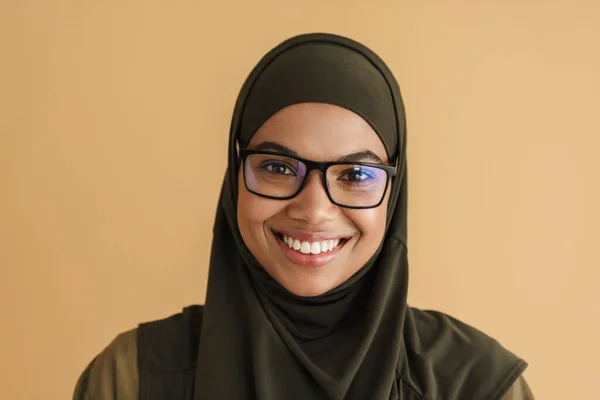 Schwarze Muslimische Frau Hidschab Lächelt Und Blickt Vereinzelt Die Kamera — Stockfoto