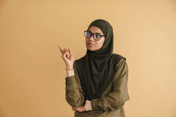 Schwarze Muslimische Frau Hijab Lächelt Lächelnd Und Zeigt Vereinzelt Mit — Stockfoto