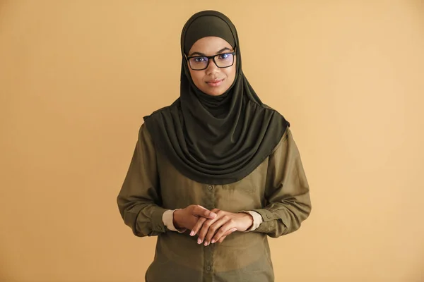 Czarny Muzułmanin Kobieta Hidżab Pozowanie Patrząc Kamery Odizolowany Beżowy Tło — Zdjęcie stockowe