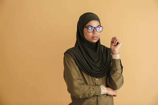 Negro Musulmana Mujer Hijab Posando Mirando Lado Aislado Sobre Fondo — Foto de Stock
