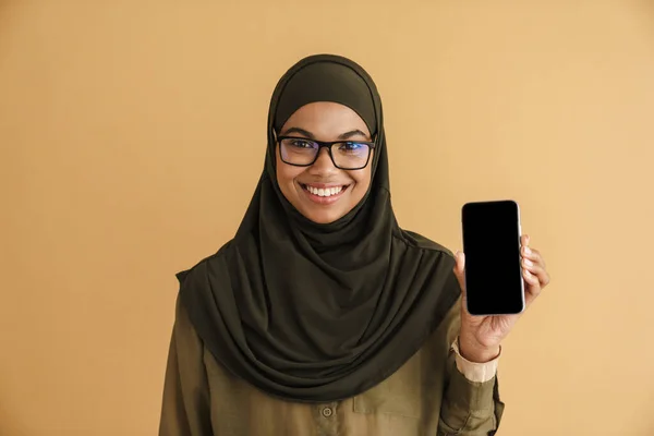 Mulher Muçulmana Preta Hijab Sorrindo Mostrando Celular Isolado Sobre Fundo — Fotografia de Stock