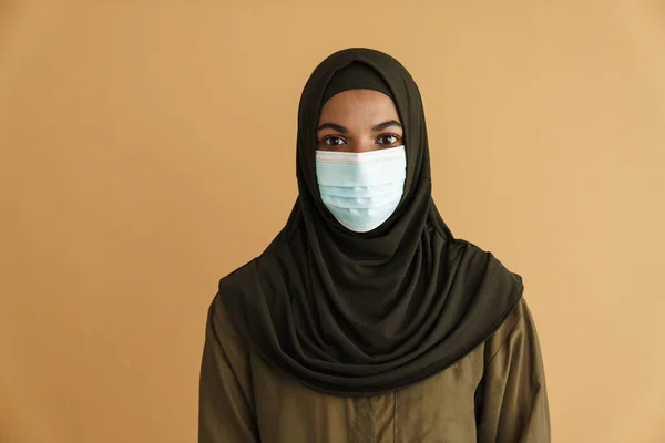Wanita Muslim Berkulit Hitam Berpose Dengan Topeng Wajah Dan Jilbab — Stok Foto