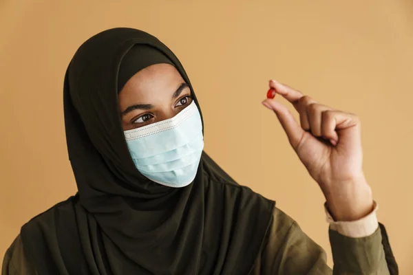 Wanita Muslim Berkulit Hitam Bertopeng Wajah Yang Menunjukkan Iklan Melihat — Stok Foto