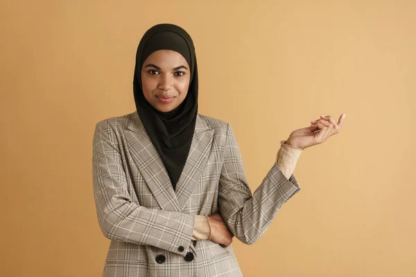Schwarze Muslimische Frau Hidschab Lächelt Und Hält Kopierraum Isoliert Über — Stockfoto