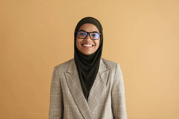 Schwarze Muslimische Frau Hidschab Lächelt Während Sie Isoliert Vor Beigem — Stockfoto