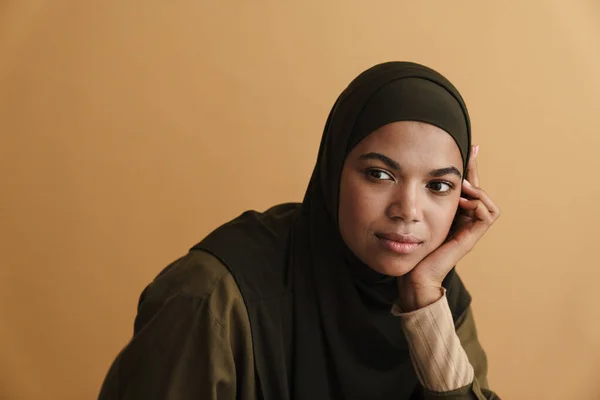 Schwarze Muslimische Frau Hijab Posiert Und Schaut Vereinzelt Zur Seite — Stockfoto
