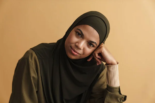 Schwarze Muslimische Frau Hidschab Posiert Und Blickt Vereinzelt Die Kamera — Stockfoto