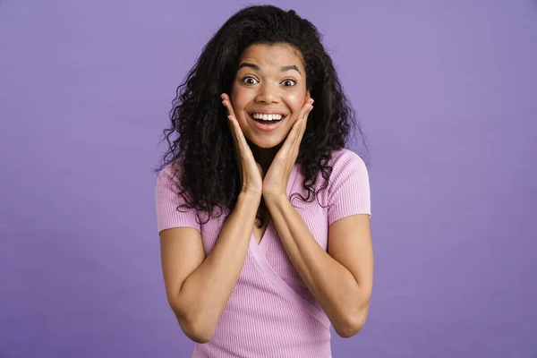 Joven Mujer Negra Excitada Posando Mirando Cámara Aislada Sobre Fondo — Foto de Stock